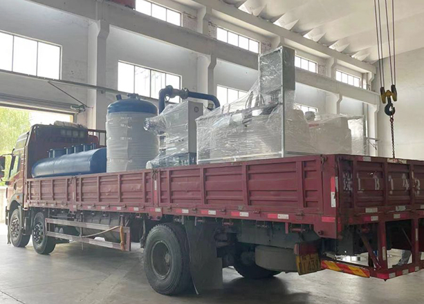 江蘇蘇州整車(chē)直達(dá)-分、集水器2臺(tái)+全自動(dòng)加藥裝置2套+定壓補(bǔ)水機(jī)組1套+板式換熱機(jī)組1套